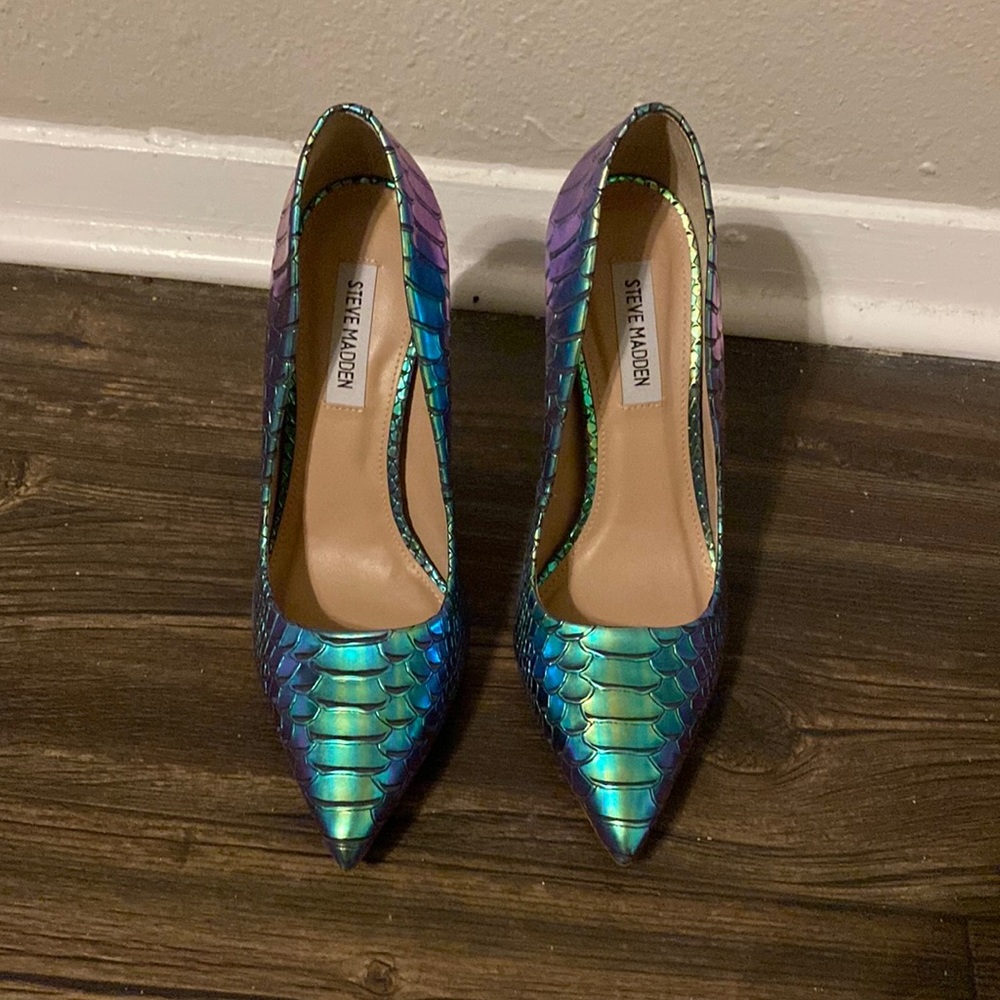 Size 7.5 Steve Madden mermaid print heels. Never worn. No box.
